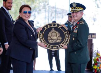 Roosvelt Hernández admite en TV abierta que «escudriña» a periodistas que lo adversan