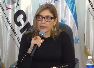 Una cuestionada y desprestigiada Ana Paola Hall presenta renuncia «condicionada» a su cargo como consejera del CNE