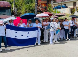 Enfermeras auxiliares continúan en pie de lucha a pesar de las amenazas del gobierno de Libre