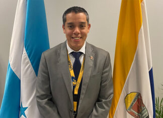 Vestido y alborotado quedó el Rector de la UNAH Odir Fernández quien había organizado un foro presidencial pero la UNAH suspendió labores por temporal