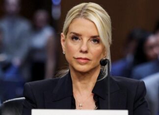 Un hombre fue arrestado por ofrecer 45.000 dólares de recompensa por asesinar a Pam Bondi