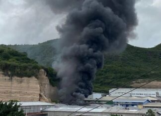 Tragedia en el Anillo Periférico: derrumbe provoca voraz incendio y deja personas atrapadas en bodegas