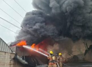 Derrumbe e incendio generan momentos de angustia en bodegas del Anillo Periférico
