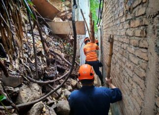 Copeco asiste a familia afectada por derrumbe en la colonia 21 de Octubre en la capital