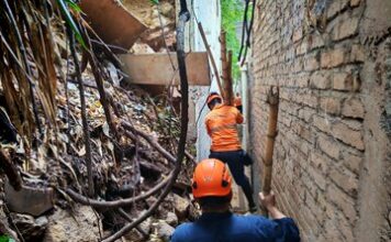 Copeco asiste a familia afectada por derrumbe en la colonia 21 de Octubre en la capital
