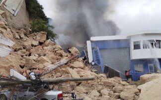 Bomberos logran controlar incendio tras derrumbe en el Anillo Periférico