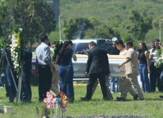 Entre lágrimas y oraciones despiden a Claudia Suyapa Garay, víctima de la tragedia en el Anillo Periférico
