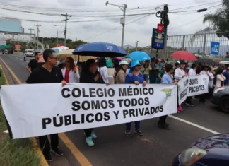 Médicos bloquearon el bulevar Fuerzas Armadas para exigir respuestas a sus demandas laborales