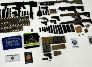 Decomisan arsenal de alto poder y presunta droga ocultos en contenedor procedente de Estados Unidos