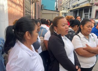 Trabajadores de limpieza de la Sesal exigen pago de salarios atrasados con protesta de brazos caídos