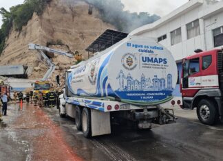 Equipos de la Alcaldía se suman a labores de atención de incendio generado por derrumbe en la capital