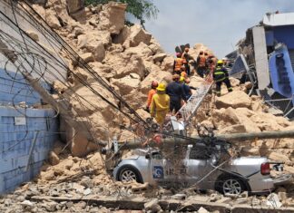 Bomberos intensifican búsqueda de cuatro desaparecidos tras derrumbe e incendio en Loarque