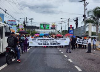 Colegio Médico se moviliza y realiza plantón frente al Mall Capitalino