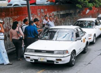 Sector taxi descarta rebajar la tarifa pese a reducción en el precio de los combustibles