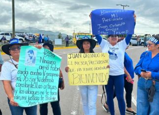 Miles de simpatizantes reciben a Juan Orlando Hernández en Palmerola tras su regreso a Honduras