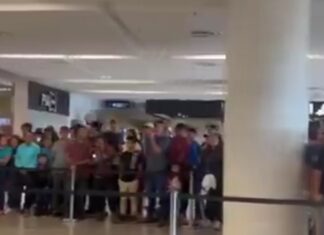 Simpatizantes esperaron a Juan Orlando Hernández en Palmerola, pero salió por un acceso alterno