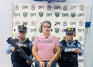 Capturan a docente acusada de maltratar a una alumna en centro educativo de Yoro