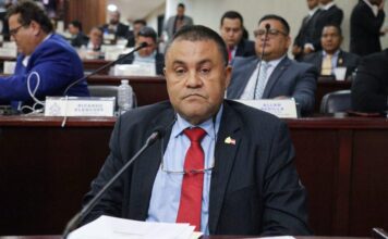Carlos Umaña cuestiona financiamiento del contrato para nuevas placas vehiculares