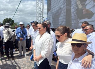 Juan Orlando Hernández llega a tarima en Finca El Rocío junto a su familia y abogado