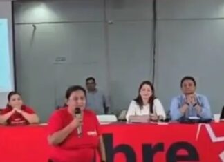 Militante confronta a diputada Scherly Arriaga durante asamblea municipal de Libre en San Pedro Sula
