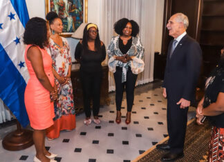 Mujeres garífunas presentan propuestas al presidente Asfura para impulsar emprendimientos y desarrollo comunitario