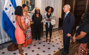 Mujeres garífunas presentan propuestas al presidente Asfura para impulsar emprendimientos y desarrollo comunitario