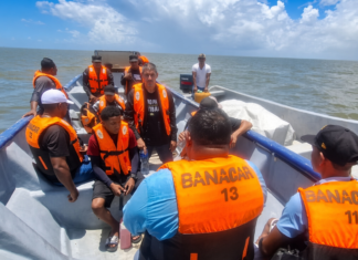 Fuerza Naval rescata a 10 personas a la deriva en la Laguna de Caratasca
