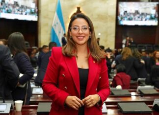 Clara López cuestiona nuevos fondos para Salud y pide atender salarios atrasados de médicos