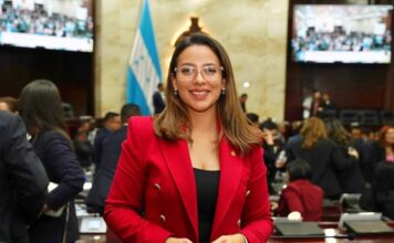 Clara López cuestiona nuevos fondos para Salud y pide atender salarios atrasados de médicos