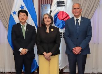 Presidente Asfura recibe cartas credenciales de embajadores de Perú y Corea del Sur