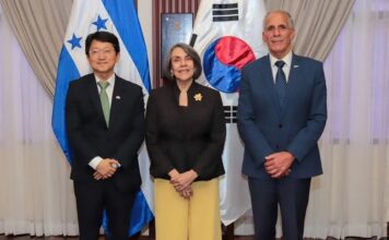 Presidente Asfura recibe cartas credenciales de embajadores de Perú y Corea del Sur