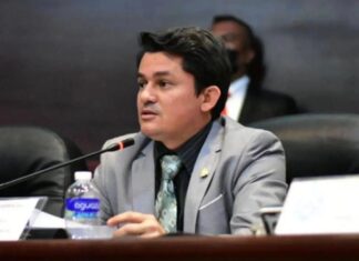 Fabricio Sandoval cuestiona a Tomás Zambrano por postura sobre el impuesto a los combustibles