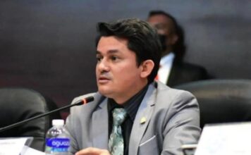 Tomás Zambrano sanciona a diputado Fabricio Sandoval durante aprobación de reformas energéticas