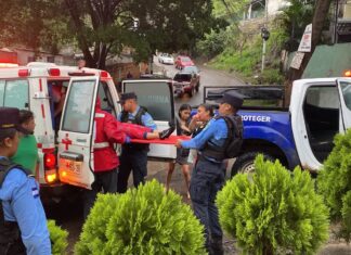 Rescatan a dos menores arrastrados por una quebrada en la colonia 21 de Febrero
