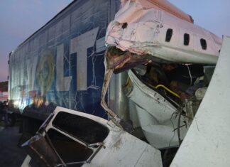 Una persona muere y 13 resultan heridas tras colisión entre bus y camión en la CA-13