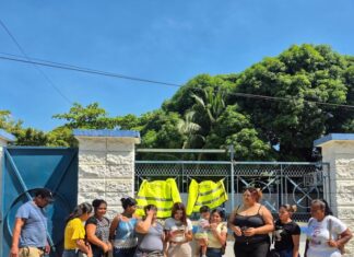 Trabajadores del INE protestan en Puerto Cortés por falta de pago