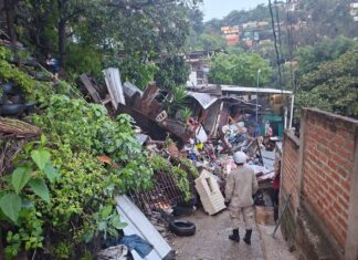 Bomberos rescatan a persona tras colapso de viviendas en la colonia La Laguna